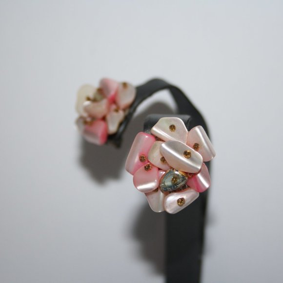 Vintage pink mother of pearl clip on earrings - Picture 2 of 3